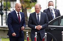 Olaf Scholz (jobbra) német knacellárt fogadja Dimitar Kovacevski (balra) észak-macedón miniszterelnök