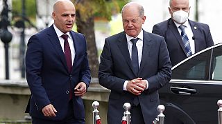 Olaf Scholz (jobbra) német knacellárt fogadja Dimitar Kovacevski (balra) észak-macedón miniszterelnök