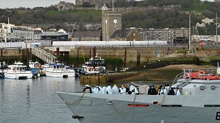 مهاجرون غير نظاميين اعترضهم حرس الحدود البريطاني وهم يعبرون القنال الإنجليزي من فرنسا. 2022/04/14