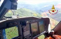 فرقة إطفاء أثناء قيامها بالبحث عن طائرة الهليكوبتر في جبال أبنين بإيطاليا يوم الجمعة.