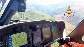 فرقة إطفاء أثناء قيامها بالبحث عن طائرة الهليكوبتر في جبال أبنين بإيطاليا يوم الجمعة.