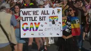 Egy transzparens a római LMBT-rendezvényen.