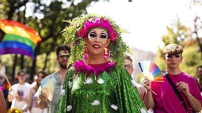 ARCHIVO - Los participantes se reúnen durante el desfile anual del orgullo gay Rainbow Parade, en Viena, Austria, el sábado 11 de junio de 2022. (AP Photo/Theresa Wey)