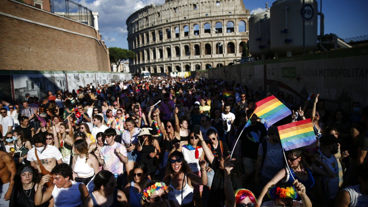 Roma veste as cores do arco-íris