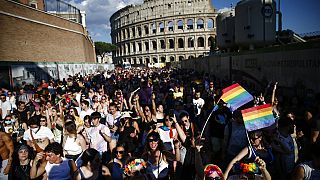 Roma veste as cores do arco-íris