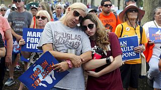 A parklandi középiskola egyik végzős diákja és édesanyja a fegyveres erőszak elleni floridai tüntetésen 2022. június 11-én