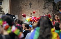 ARCHIVO - La gente participa en el desfile anual del Orgullo Gay, en Roma, el sábado 9 de junio de 2018. 