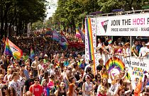 Viele Teilnehmer:innen beo der Regenbogenparade 2022 in Wien