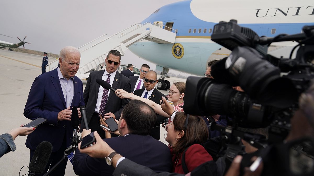 Joe Biden, le président américain devant la presse à l'aéroport international de Los Angeles après le sommet des Amériques, le 11 juin 2022