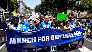 يسير المدعي العام بمدينة لوس أنجلوس والمرشح السابق لرئاسة البلدية مايك فوير مع المتظاهرين في لوس أنجليس خلال مسيرة "من أجل حياتنا"، 11 يونيو 2022
