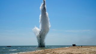 الجيش الروسي يفجر ألغاما على شاطئ ماريوبول. 2022/06/12