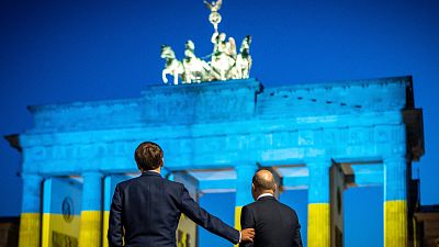 Scholz and Macron stand in front of the Brandenburg Gate after a meeting in Berlin, 9 May 2022