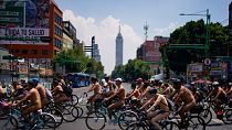 راكبو دراجات عراة يتجولون في شوارع مكسيكو سيتي خلال اليوم العالمي لركوب الدراجة بدون ملابس، 11 يونيو 2022