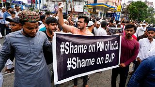 مسلمون هنود يغلقون الطريق أحتجاجاً على تصريحات لمسؤولين من الحزب الحاكم مسيئة للنبي محمد، الهند-10 يونيو 2022