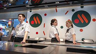 Mitarbeiter warten auf Besucher in einem neu eröffneten Schnellrestaurant in einer ehemaligen McDonald's-Filiale in der Bolshaya Bronnaya-Straße in Moskau, Russland, Sonntag, 