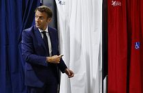 Ο Εμανουέλ Μακρόν μπαίνει στο παραβάν