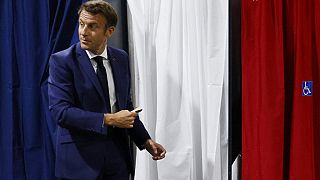 Emmanuel Macron francia elnök a szavazófülke előtt a franciaországi parlamenti választások első fordulóján.