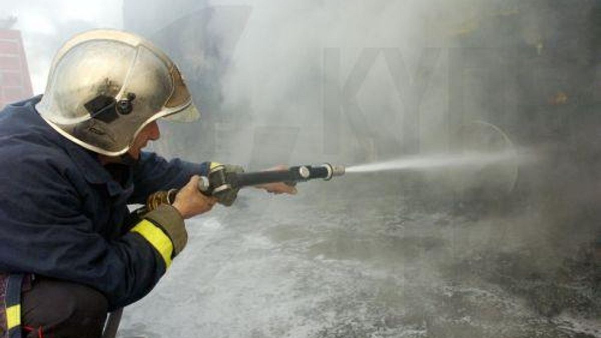 Πυροσβέστης επί τω έργω στην πυρκαγιά σε σωρό από ελαστικά στο Μαρί της Κύπρου