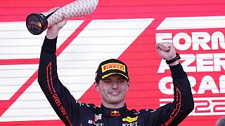 O Μαξ Φερστάπεν πανηγυρίζει τη νίκη του στο Grand Prix της Formula 1 στο Μπακού του Αζερμπαϊτζάν