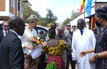 Los reyes de Bélgica con el doctor Mukwege en su clínica en la República Democrática del Congo