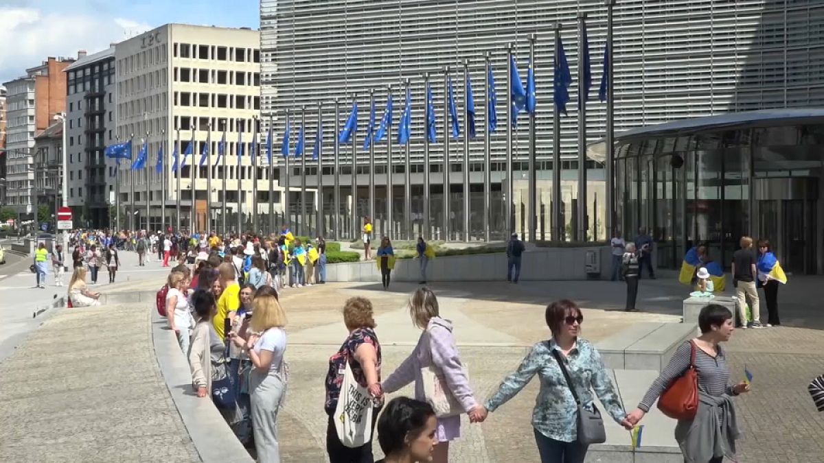 Menschenkette vor Gebäude der EU-Kommission