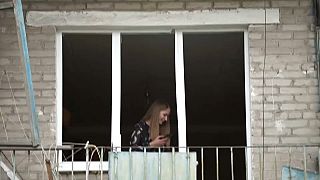 Maria inihrer zerstörten Wohnung in Sloviansk