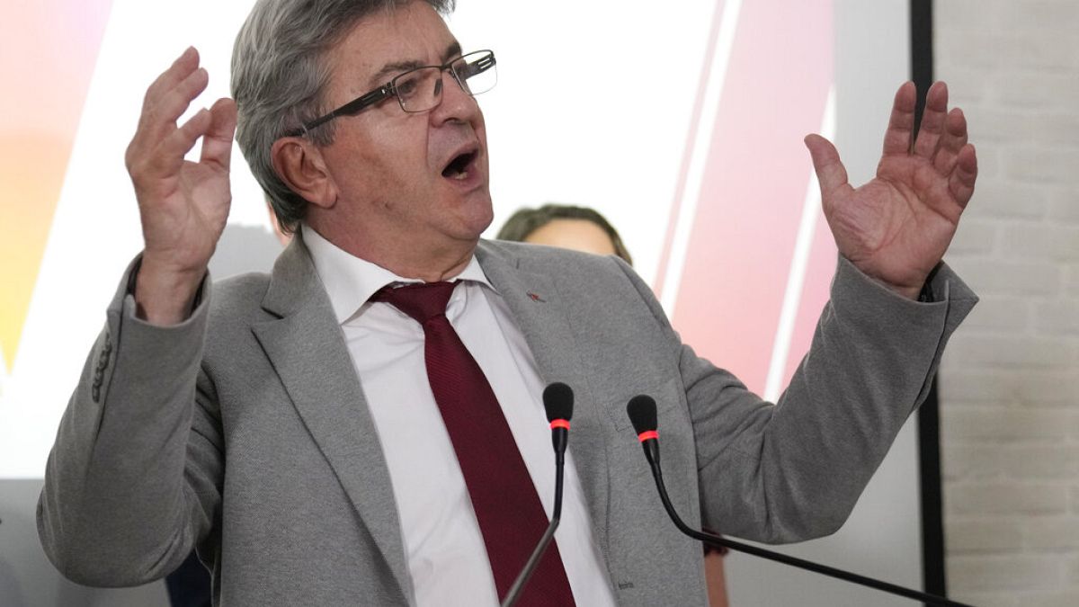 Jean-Luc Melenchon, líder de NUPES, se dirige a los votantes tras la jornada electoral