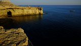 Touristen besuchen den südlichen Küstenort Ayia Napa im Südosten der Mittelmeerinsel Zypern