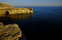 Touristen besuchen den südlichen Küstenort Ayia Napa im Südosten der Mittelmeerinsel Zypern