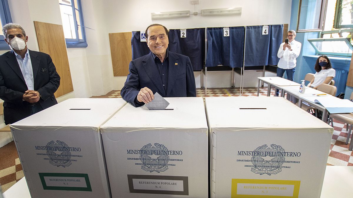 Silvio Berlusconi in einem Wahllokal in Mailand