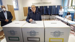 Silvio Berlusconi in einem Wahllokal in Mailand