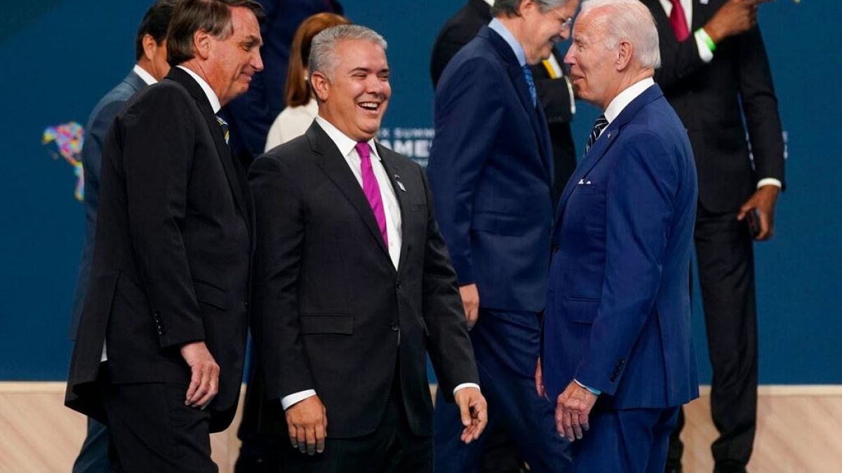 Los presidente de Brasil, Jair Bolsonaro, Colombia, Iván Duque, y Estados Unidos, Joe Biden, hablan tras participar en la foto de familia
