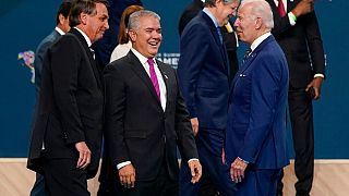 Los presidente de Brasil, Jair Bolsonaro, Colombia, Iván Duque, y Estados Unidos, Joe Biden, hablan tras participar en la foto de familia