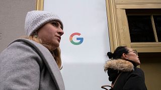 دو زن از کنار دفتر گوگل عبور می‌کنند