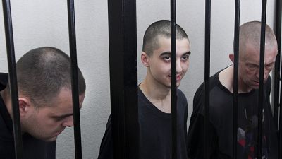 Эйден Аслин, Саадун Брагим и Шон Пиннер на скамье подсудимых. Донецк, 9 июня.