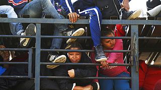 Közép-amerikai migránsok egy mexikói teherautón összezsúfolódva