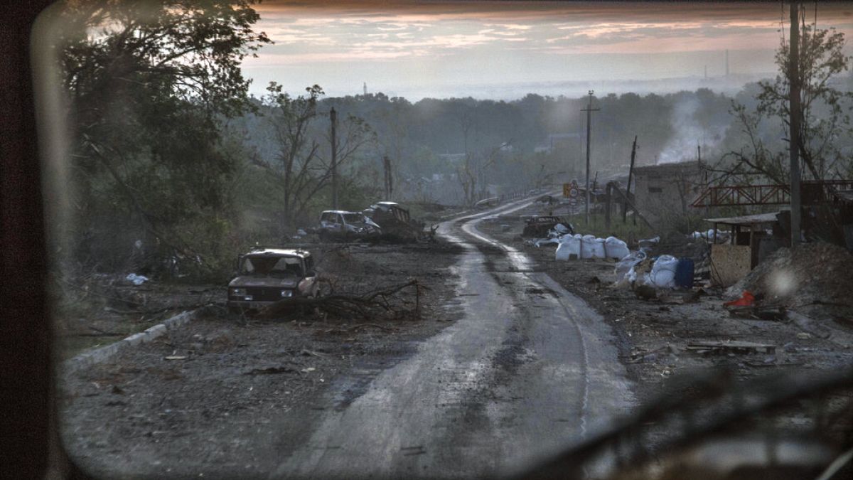 Линия фронта в Северодонецке постоянно изменяется, превращая город в руины