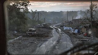 Κατεστραμμένο αυτοκίνητο σε δρόμο στην πόλη Σεβεροντονέτσκ στην ανατολική Ουκρανία