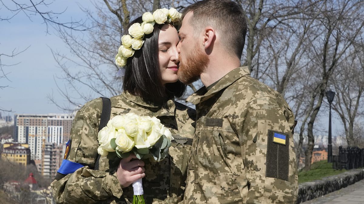 زواج جنديان أوكرانيان وسط الحرب.