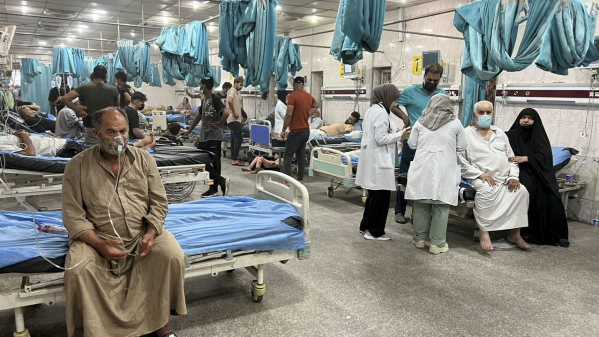مستشفى في بغداد تستقبل العشرات من حالات الاختناق بين السكان بسبب عاصفة ترابية - 5 أيار/مايو 2022