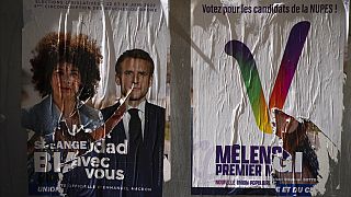 Αφίσες των κομμάτων του προέδρου Μακρόν και της Λαϊκής Ένωσης του Μελανσόν στη Μασσαλία