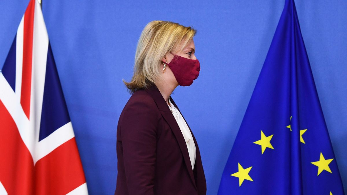 Il ministro degli Esteri britannico Liz Truss nella sede della Ue a Bruxelles per un incontro con il commissario europeo Maros Sefcovic, il 24 gennaio 2022