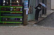 Πολίτης προσπαθεί να προστατευτεί από την βροχή στην Κύπρο