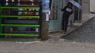 Πολίτης προσπαθεί να προστατευτεί από την βροχή στην Κύπρο