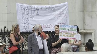 ناشطون حقوقيون يتظاهرون أمام المحكمة العليا في لندن ضد قرار ترحيل المهاجرين إلى روندا.