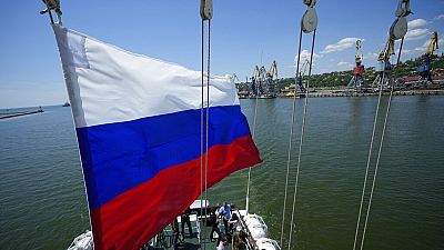Russlands Fahne im Hafen von Mariupol in der Ukraine