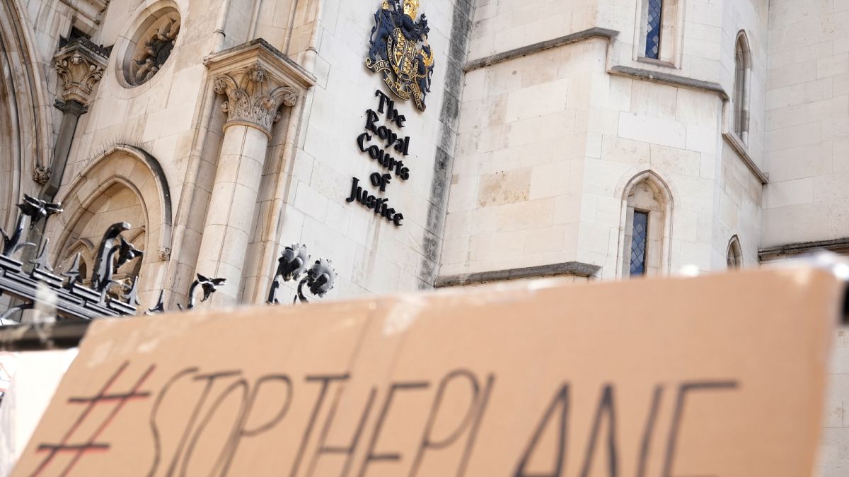 İngiltere'nin başkenti Londra'da Yüksek Mahkeme önünde protesto