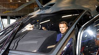 Emmanuel Macron auf der Waffenmesse am Tag nach der Parlamentswahl in Frankreich
