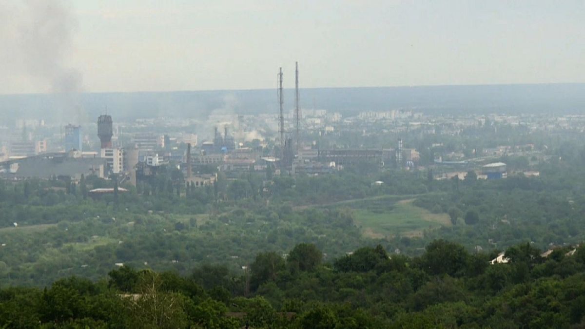 أعمدة الدخان تتصاعد في مدينة سيفيرودونتسك بمنطقة لوغانسك بأوكرانيا، الأربعاء 8 يونيو 2022