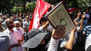 أنصار حركة النهضة يرفعون الأعلام التونسية والقرأن الكريم في مظاهرة في تونس - أرشيف